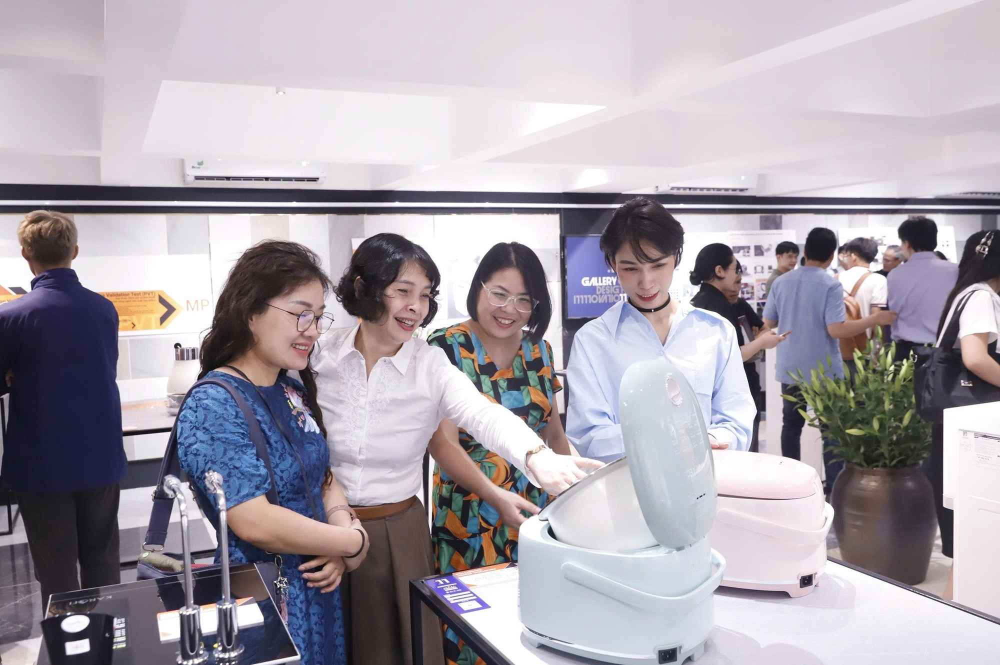 Buổi khai mạc triển lãm có sự tham gia đông đảo của các chuyên gia, nhà tài trợ, thiết kế, quản lý doanh nghiệp uy tín trong ngành và đội ngũ giảng viên giàu kinh nghiệm của Trường Đại học Xây dựng Hà Nội, Trường Đại học Mỹ thuật Công nghiệp. Ảnh: NTCC. 564635106-1250607533757944-2090117229159485650-n.jpg