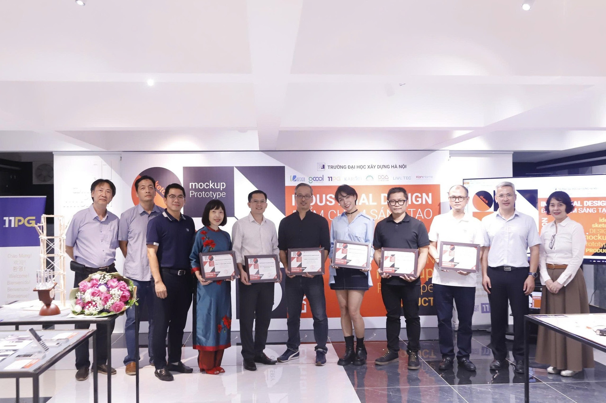 Phó Giáo sư, Tiến sĩ Bùi Phú Doanh - Phó Hiệu trưởng thay mặt Trường Đại học Xây dựng Hà Nội trao chứng nhận tài trợ đến các doanh nghiệp đồng hành cùng triển lãm. Ảnh: NTCC. 560289397-1250602137091817-1740087771954869932-n.jpg