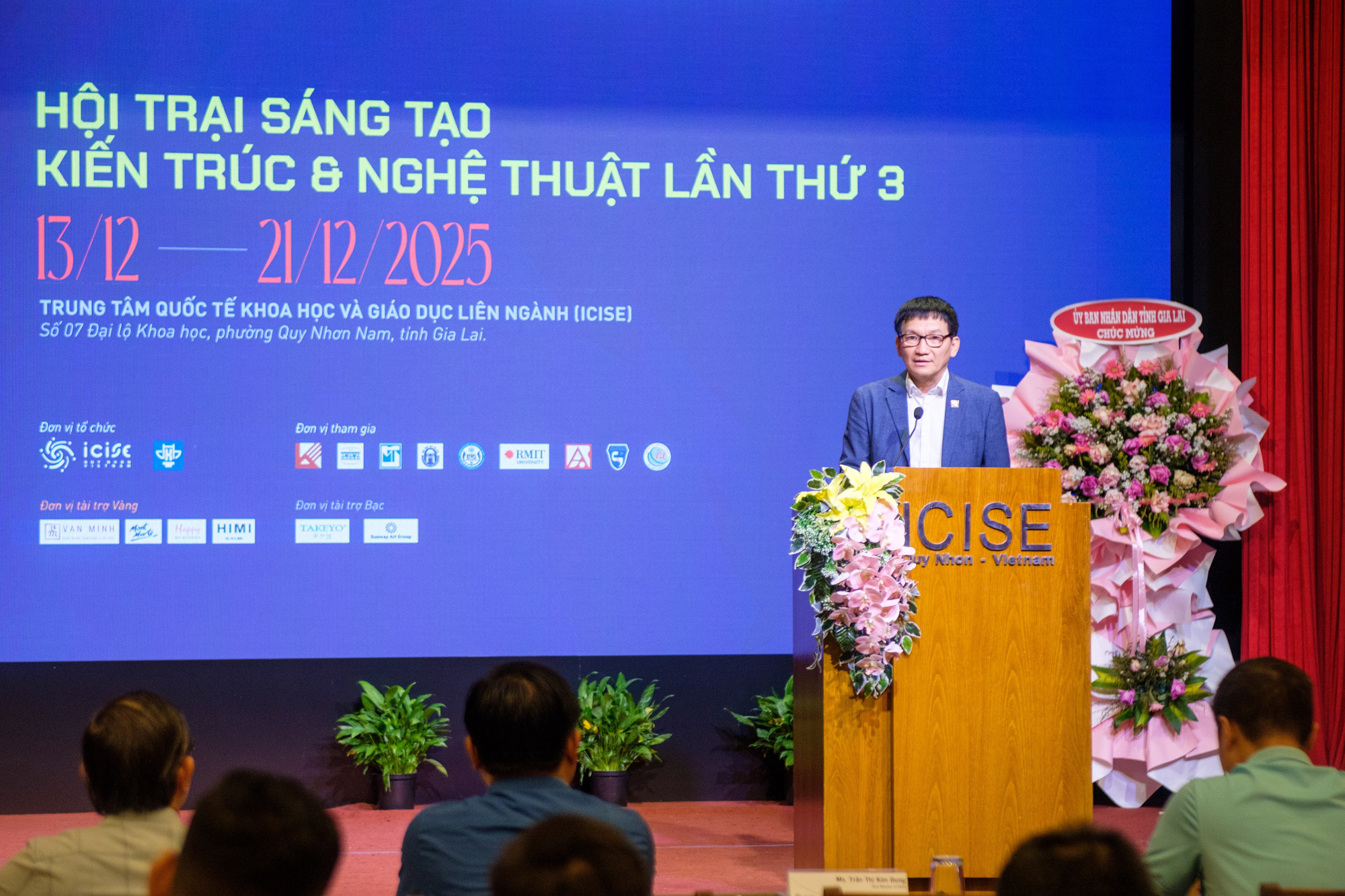 Phó Giáo sư, Tiến sĩ, Kiến trúc sư Nguyễn Tuấn Anh - Phó Hiệu trưởng Trường Đại học Kiến trúc Hà Nội phát biểu tại buổi bế mạc hội trại. Ảnh: NTCC.