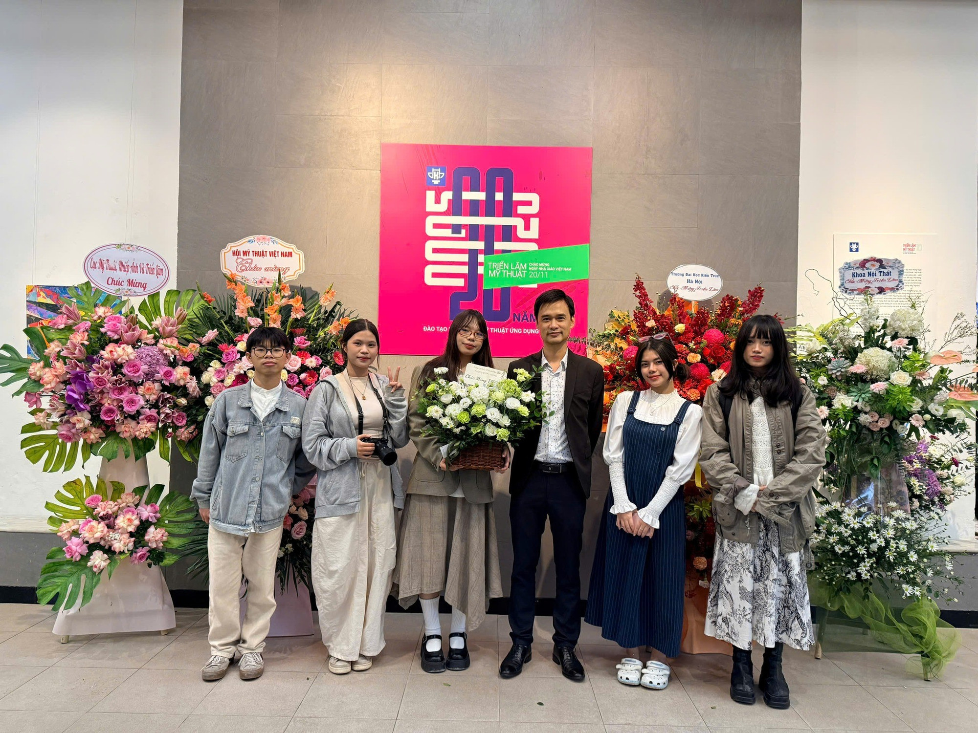 Sự kiện triển lãm không chỉ là một bài học thực tế sinh động dành cho sinh viên mà còn là cầu nối giao lưu nghệ thuật giữa Nhà trường với cộng đồng sáng tạo trong nước và quốc tế. Ảnh: NTCC.