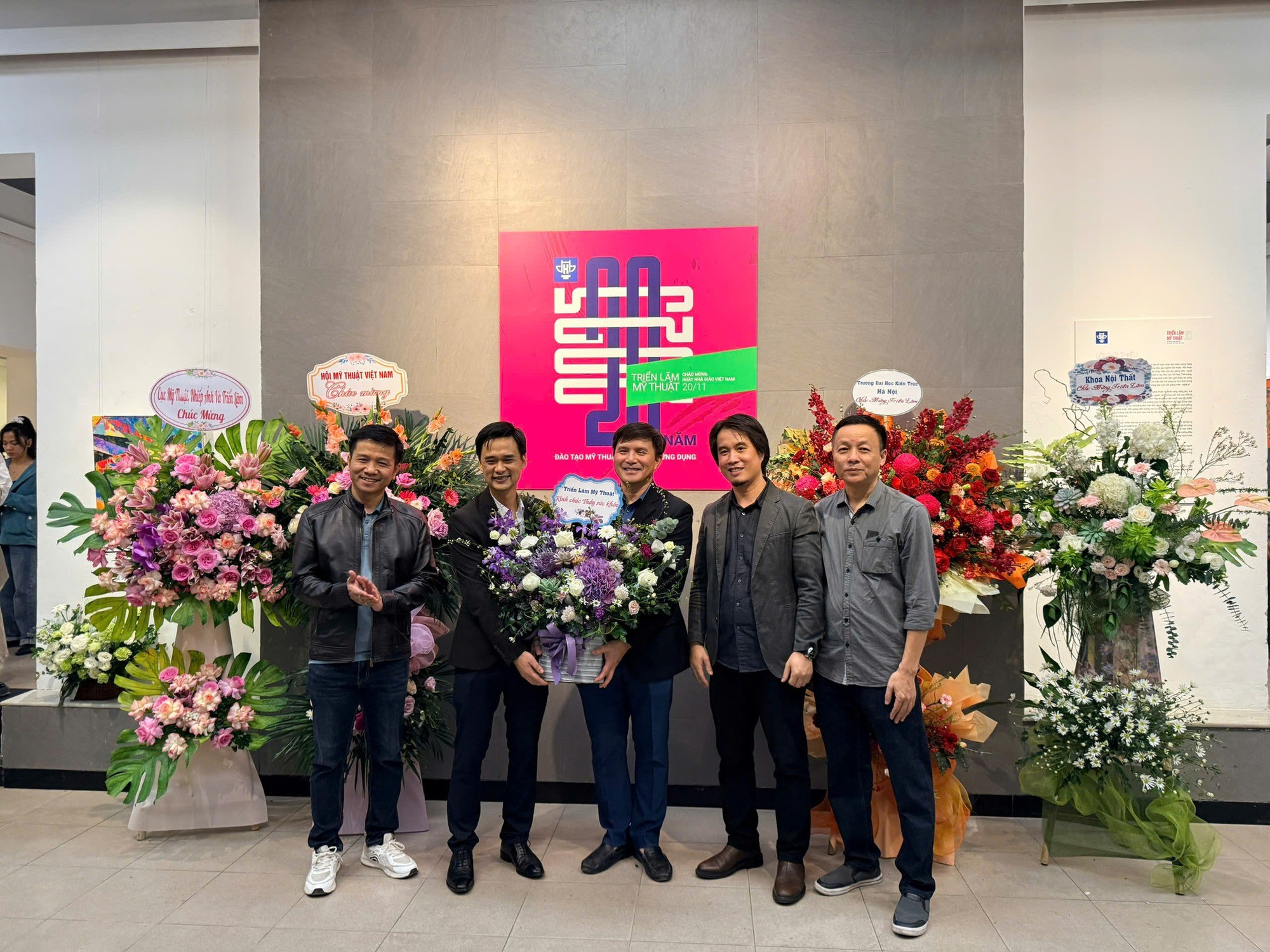 Triển lãm Mỹ thuật 2025 quy tụ hơn 90 tác phẩm của hơn 50 tác giả là các giảng viên Khoa Thiết kế Mỹ thuật, Khoa Nội Thất, Khoa Kiến Trúc, Trường Đại học Kiến Trúc Hà Nội. Ảnh: NTCC.