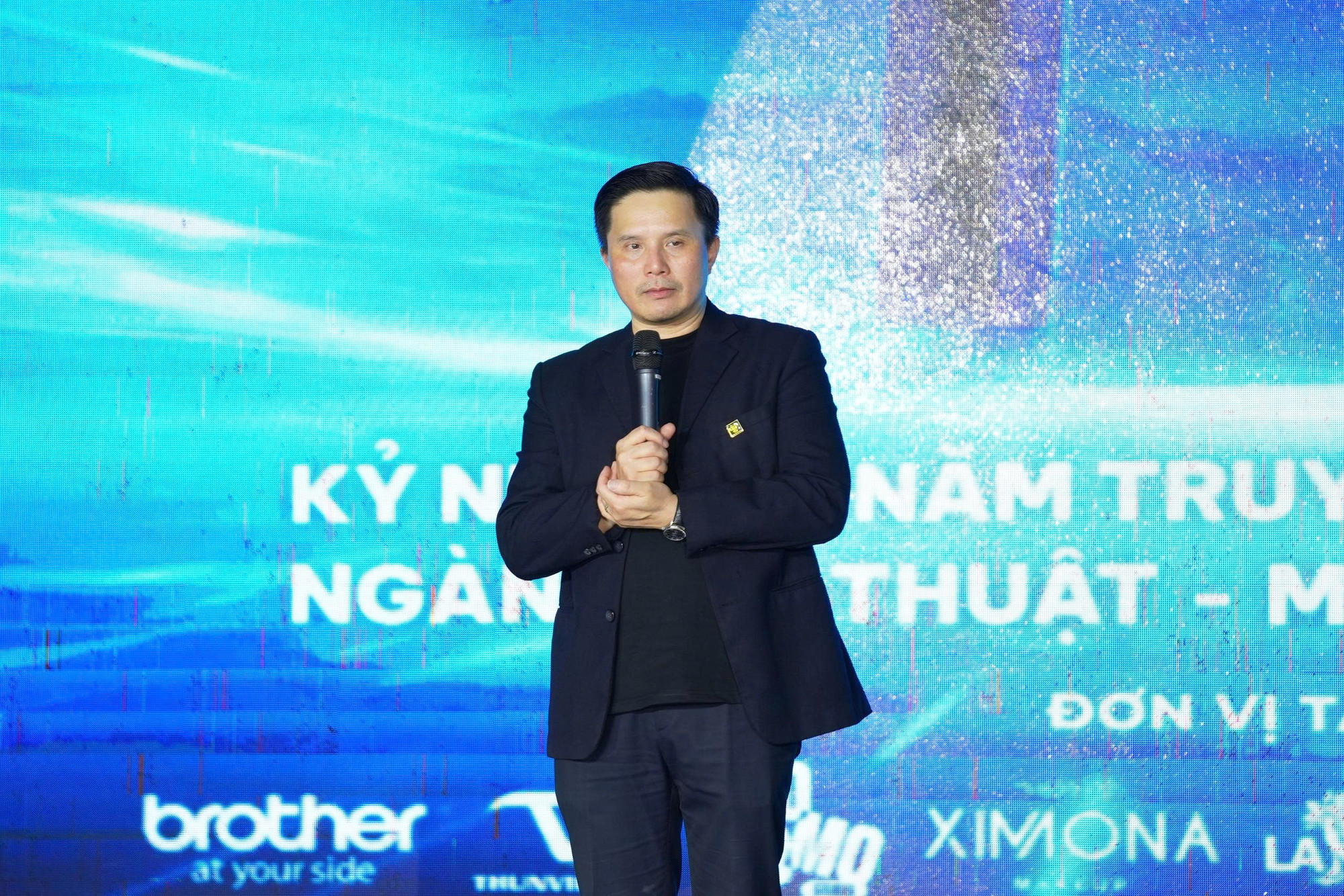 Phó Giáo sư, Tiến sĩ, Kiến trúc sư Lê Quân - Hiệu trưởng Trường Đại học Kiến trúc Hà Nội phát biểu khai mạc chương trình. Ảnh: HAU Fashion Club. dabe2ec6-17ae-42fd-94a7-c4518cd33ddc.jpg