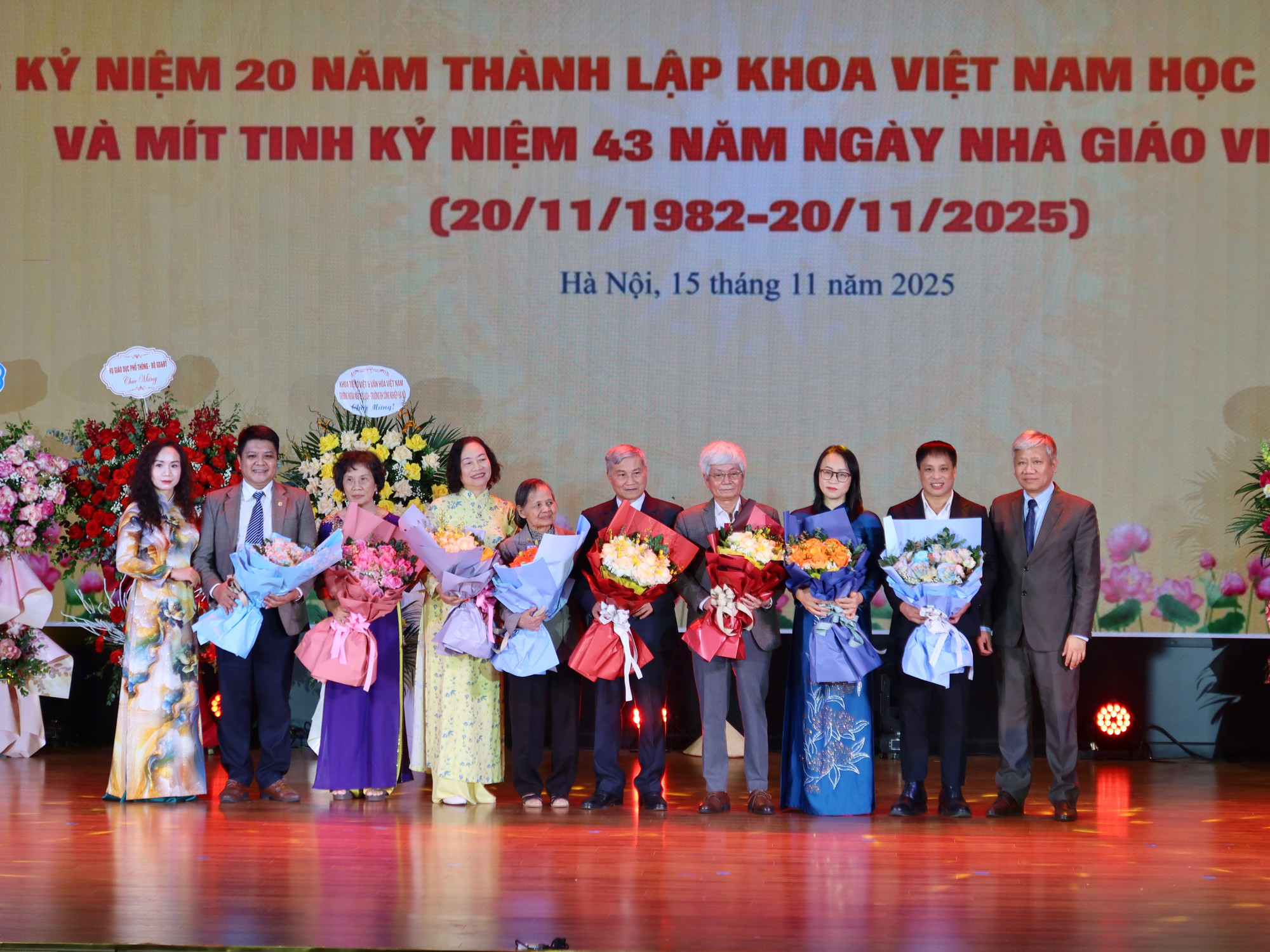 Giáo sư, Tiến sĩ Lê Huy Bắc – Trưởng Khoa Việt Nam học và Tiến sĩ Phạm Thị Hà - Phó trưởng Khoa Việt Nam học tri ân các cựu lãnh đạo Trường Đại học Sư phạm Hà Nội và cựu lãnh đạo Khoa. Ảnh: Lưu Diễm.