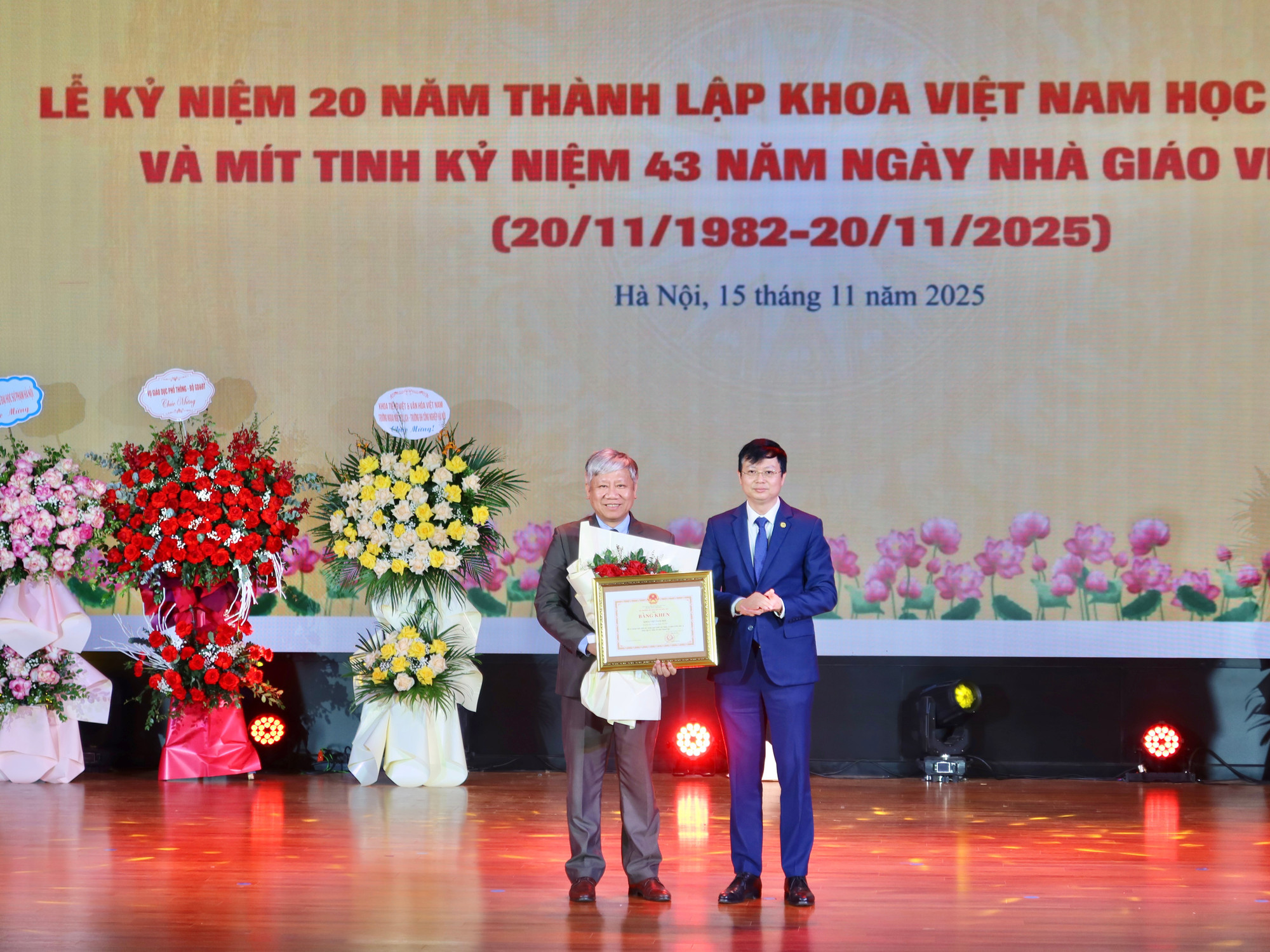 Phó Giáo sư, Tiến sĩ Nguyễn Văn Hiền - Bí thư Đảng uỷ, Chủ tịch Hội đồng trường Trường Đại học Sư phạm Hà Nội trao bằng khen của Bộ trưởng Bộ Giáo dục và Đào tạo cho tập thể Khoa Việt Nam học. Ảnh: Lưu Diễm.