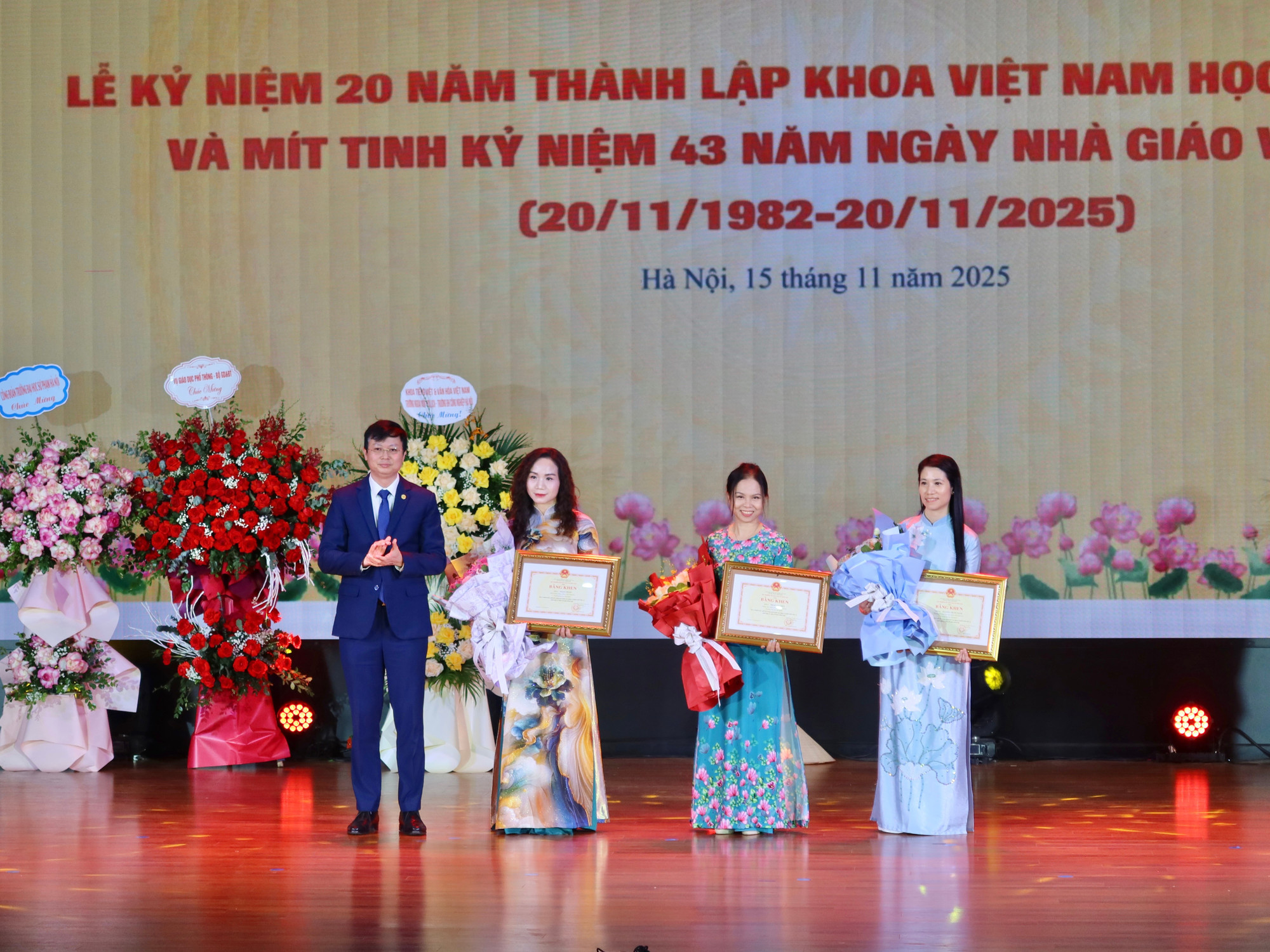 Phó Giáo sư, Tiến sĩ Nguyễn Văn Hiền - Bí thư Đảng uỷ, Chủ tịch Hội đồng trường Trường Đại học Sư phạm Hà Nội trao Bằng khen của Bộ trưởng Bộ Giáo dục và Đào tạo cho những các nhân có thành tích xuất sắc Khoa Việt Nam học. Ảnh: Lưu Diễm.