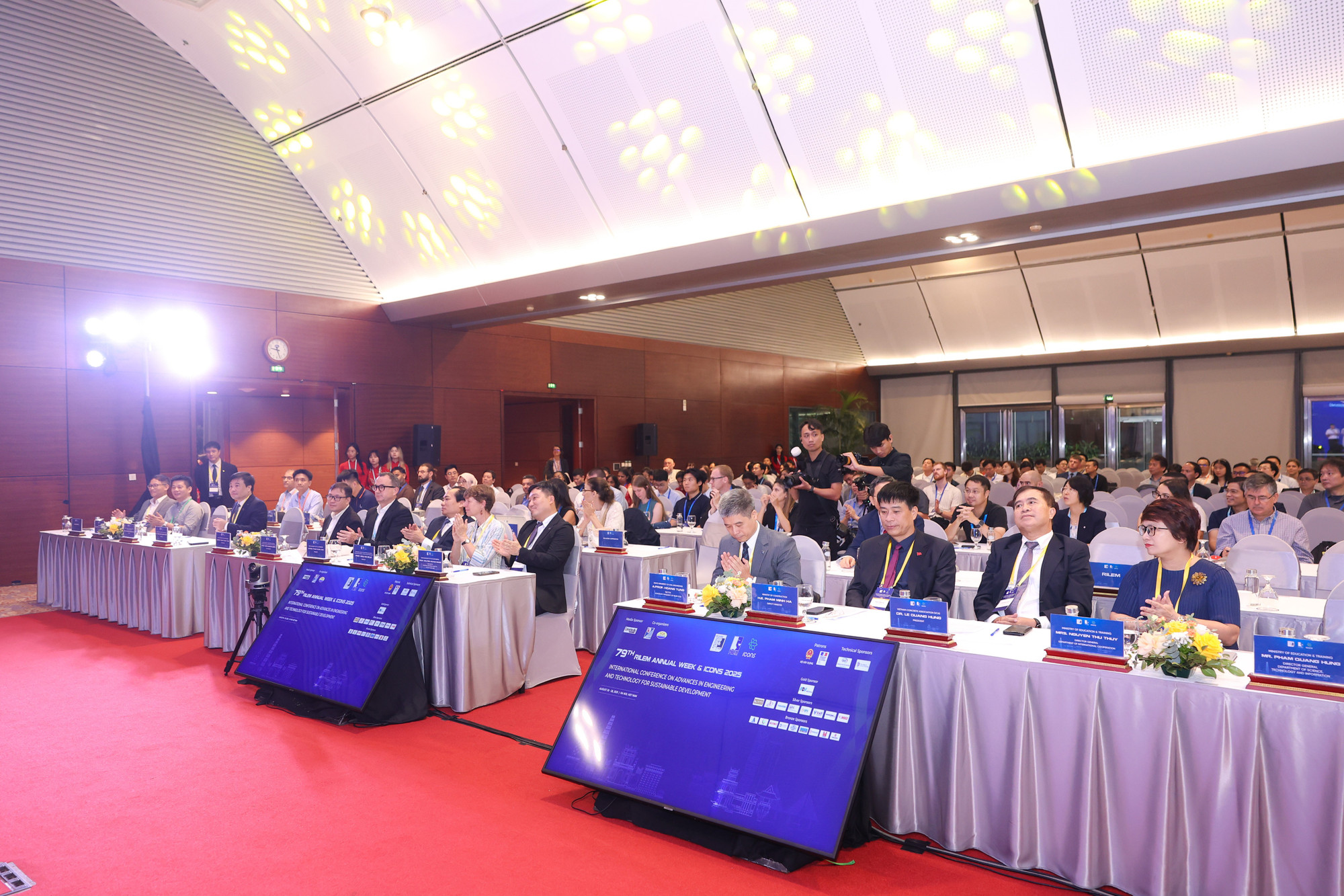 Tuần lễ thường niên RILEM lần thứ 79 và Hội thảo quốc tế ICONS 2025 lần thứ 2 với chủ đề “Kết nối trí tuệ toàn cầu phù hợp với chiến lược phát triển ngành xây dựng của Việt Nam” diễn ra từ ngày 26-28/8. Tuần lễ thường niên RILEM lần thứ 79 và Hội thảo quốc tế ICONS 2025 lần thứ 2 với chủ đề “Kết nối trí tuệ toàn cầu phù hợp với chiến lược phát triển ngành xây dựng của Việt Nam” diễn ra từ ngày 26-28/8.