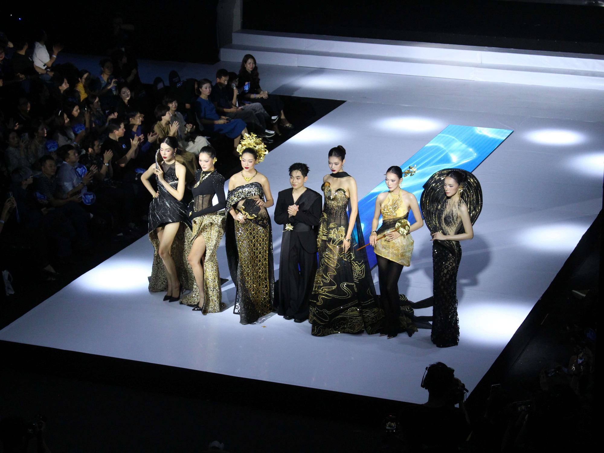 Bộ sưu tập “MƯA TRÊN KINH ĐÔ” của nhà thiết kế Lạc. Ảnh: HAU Fashion Club. m.jpg