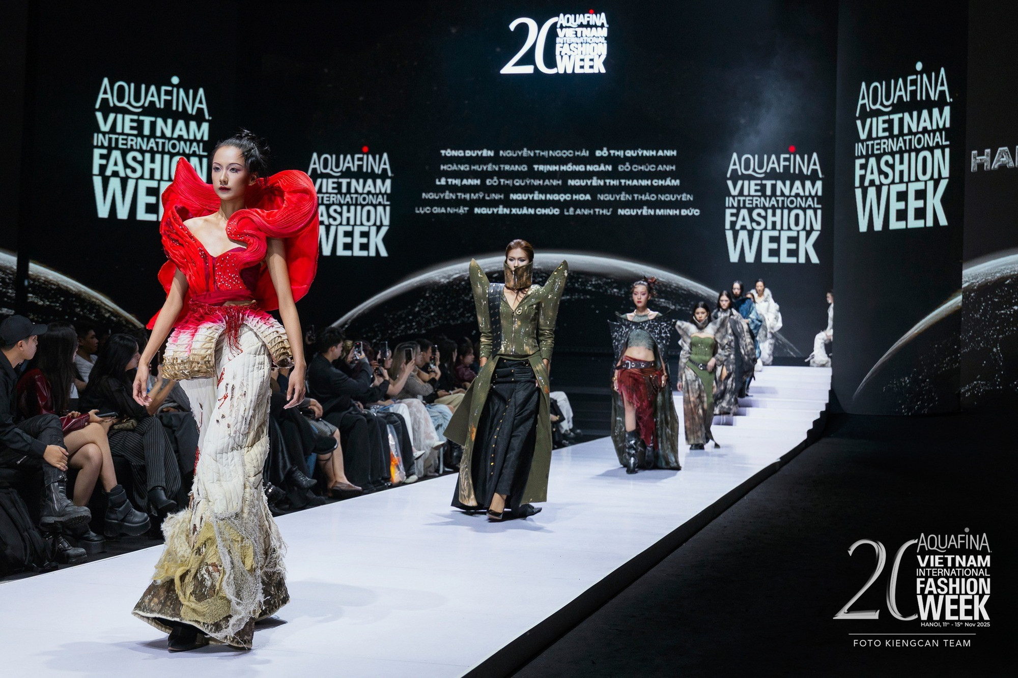 Tuần lễ Thời trang Việt Nam như một trung tâm thời trang năng động của khu vực, nơi những dòng chảy sáng tạo được gặp gỡ, cộng hưởng và lan tỏa. Ảnh: Aquafina Vietnam International Fashion Week.