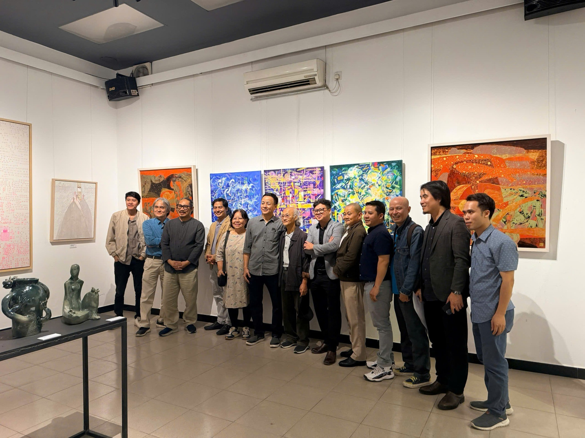 Triển lãm Mỹ thuật là sự kiện thường niên của Khoa Thiết kế Mỹ thuật để giới thiệu tới công chúng những tác phẩm nghệ thuật là thành quả sáng tác mới nhất, phản ánh tinh thần say mê sáng tạo và ý thức trong việc gắn kết giữa thực hành nghề nghiệp với công tác giảng dạy của mỗi giảng viên - nghệ sĩ. Ảnh: NTCC.