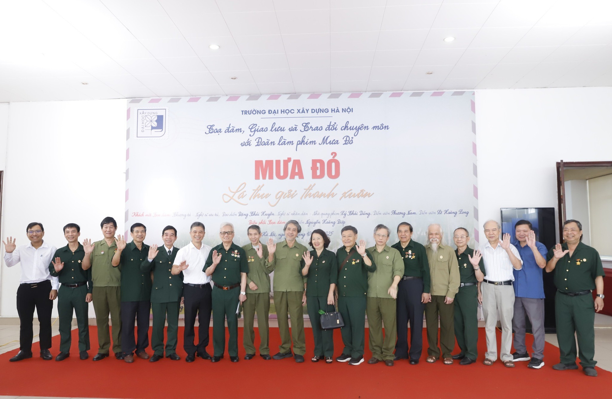 Phó Giáo sư, Tiến sĩ Hoàng Tùng - Hiệu trưởng Trường Đại học Xây dựng Hà Nội; Phó Giáo sư, Tiến sĩ Nguyễn Ngọc Lâm - Chủ tịch Công đoàn trường và Hội Cựu chiến binh nhà trường. 558183342-1238770698274961-1647331968363171098-n.jpg