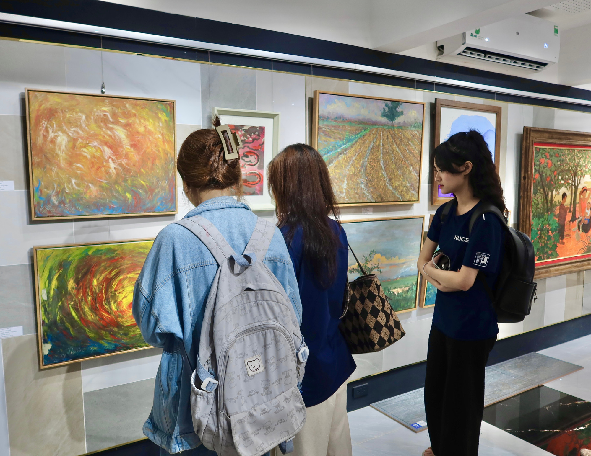 Triển lãm mở ra không gian giao lưu giữa giảng viên, nhà thiết kế và các sinh viên trong và ngoài trường quan tâm, tìm hiểu về Trường Đại học Xây dựng Hà Nội, Khoa Kiến trúc và Quy hoạch. Ảnh: Lưu Diễm.