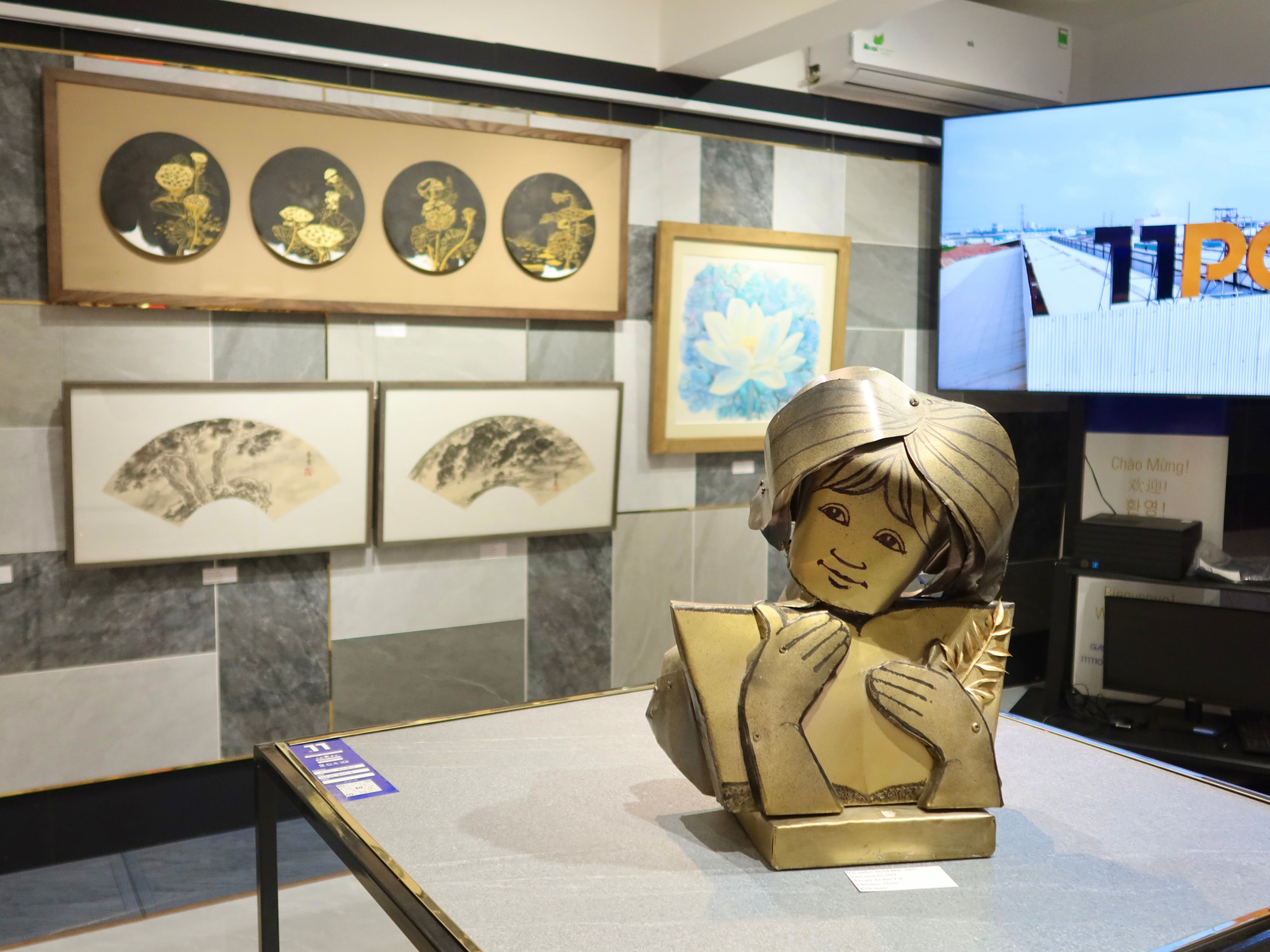 Nội dung của các tác phẩm trưng bày tại không gian N.Gallery, Trường Đại học Xây dựng Hà Nội là những sản phẩm được sáng tạo với nội dung hướng đến giáo dục thẩm mỹ và nhân cách. Ảnh: Lưu Diễm