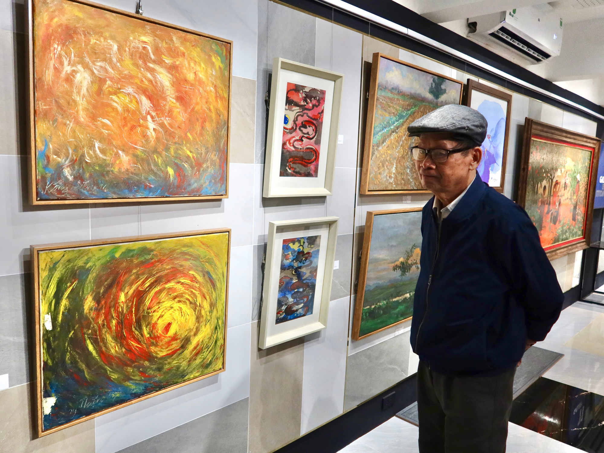 Triển lãm mở ra góc sáng tạo và tâm hồn nghệ sĩ của những thầy cô hàng ngày vẫn thường xuất hiện với phong thái chỉn chu sư phạm trên giảng đường.