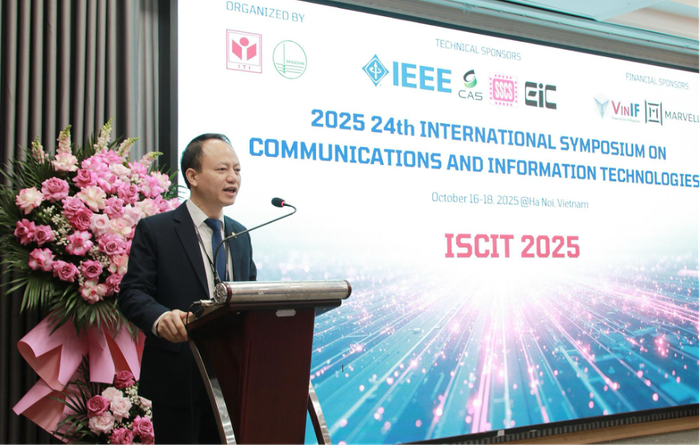 Giáo sư, Tiến sĩ Trần Xuân Tú phát biểu tại Hội nghị khoa học quốc tế IEEE lần thứ 24 về Công nghệ thông tin và truyền thông năm 2025. Ảnh: NVCC