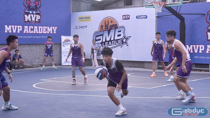 Đội U18 nam Lý Thái Tổ (trắng tím) là một trong những đối thủ không dễ bị đánh bại. z6860909328983-f95c52ca1e0b1f43ce38b01321f04234.jpg