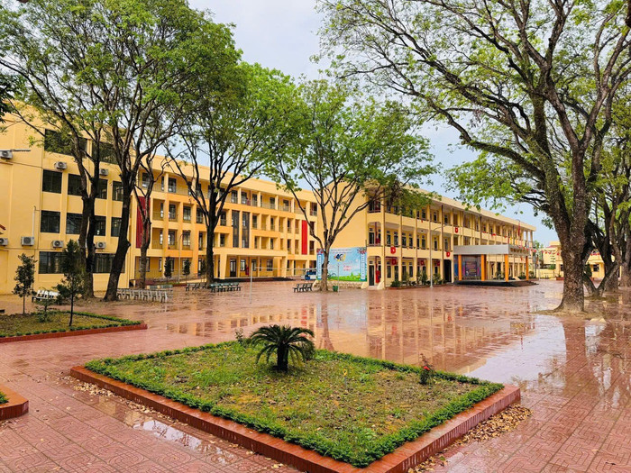 Khuôn viên trường Trung học phổ thông Lưu Hoàng. Ảnh: NTCC z6780282897316-40f39b30ecd07e9311bb7285bc358ca8.jpg