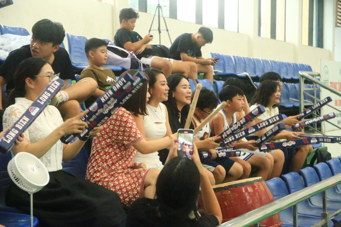 Đông đảo khán giả tới nhà thi đấu Trường Đại học Ngoại ngữ - Đại học Quốc gia Hà Nội để cổ vũ cho 2 đội bóng. img-7594.jpg