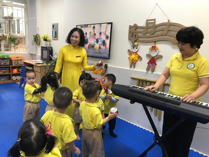 Giáo viên và học sinh Trường Mầm non Tháng Tám (phường Hoàn Kiếm, Hà Nội). Ảnh: website nhà trường 488654563-1208518614394884-436768029613803002-n.jpg