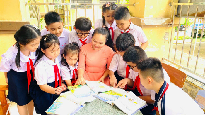 Giáo viên và học sinh Trường Tiểu học Phan Chu Trinh (phường Lái Thiêu, Thành phố Hồ Chí Minh). Ảnh: website nhà trường. 480672502-600520266217035-4683496501047573911-n.jpg