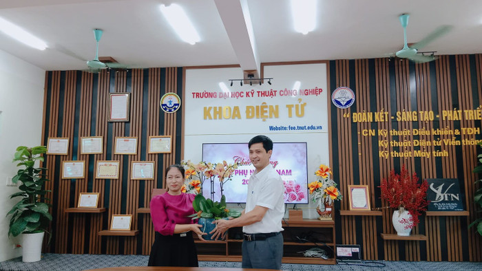Phó Giáo sư, Tiến sĩ Nguyễn Văn Chí (bên phải) - Trưởng khoa, Khoa Điện tử, Trường Đại học Kỹ thuật Công nghiệp, Đại học Thái Nguyên. (Ảnh: website nhà trường) 463385746-1167372268184853-1934014961309535133-n-6803-5091.jpg
