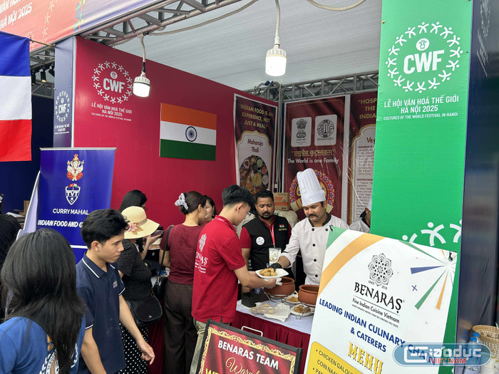 Người dân trải nghiệm các món ăn đặc trưng của các quốc gia khác nhau trên thế giới. gdvn-3.jpg