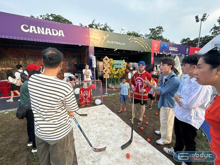Khách tham quan trải nghiệm môn khúc côn cầu tại gian hàng văn hóa nước Canada. gdvn-a8f00fa8-6bd6-483f-9603-bb9dd8c0e3f0.jpg