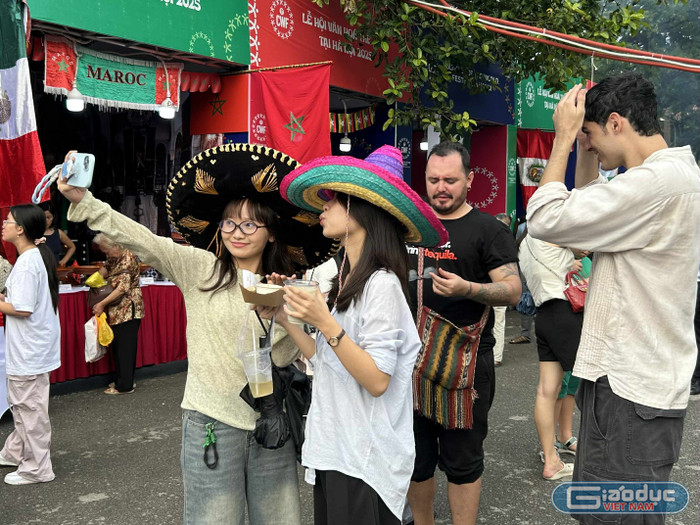 Lễ hội là dịp để các bạn trẻ giao lưu, trau dồi ngoại ngữ với bạn bè quốc tế. gdvn-2.jpg
