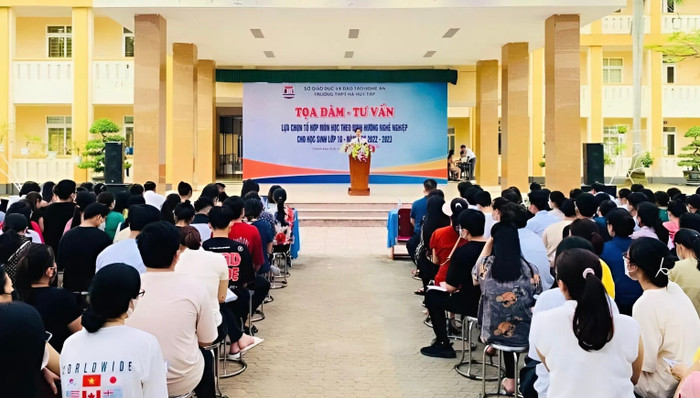 Buổi tọa đàm tư vấn hướng nghiệp của Trường Trung học phổ thông Hà Huy Tập (Nghệ An). Ảnh: website nhà trường snapedit-1751793795712.jpg