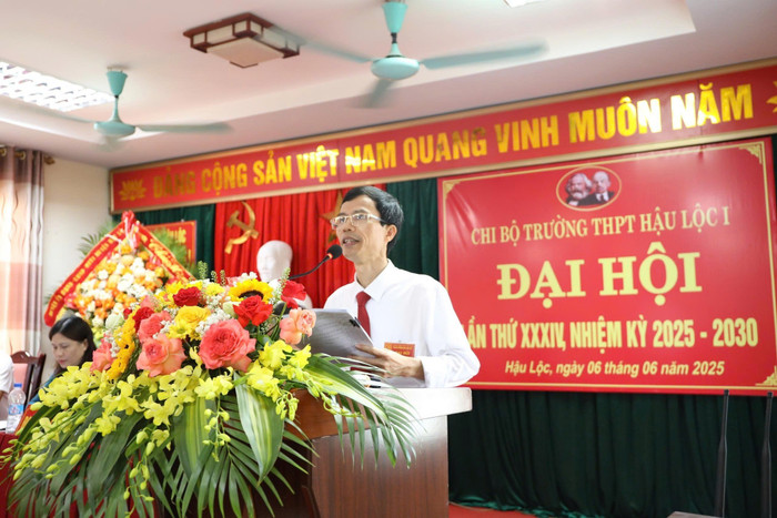 Thầy Phạm Hùng Bích - Hiệu trưởng Trường Trung học phổ thông Hậu Lộc 1 (Thanh Hóa). Ảnh: website nhà trường 504951806-1288725396595890-593083650395086507-n.jpg