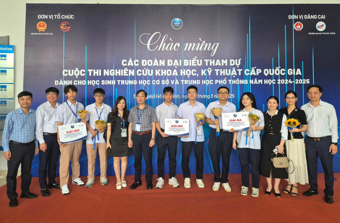 Cô Đinh Thị Quỳnh Liên (thứ hai từ phải qua) cùng nhóm học sinh Trường Trung học phổ thông Chuyên Lào Cai đạt giải Nhì và giải Ba Cuộc thi Khoa học Kỹ thuật cấp quốc gia dành cho học sinh Trung học cơ sở và Trung học phổ thông năm học 2024–2025 . Ảnh: website nhà trường 485402012-1060282796136562-1747681773305160759-n.jpg