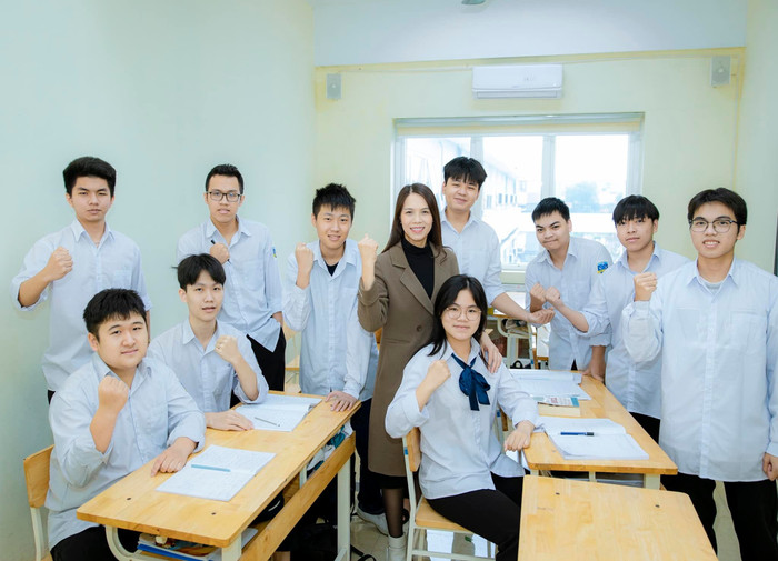 Giáo viên và học sinh Trường Trung học phổ thông Chuyên Lương Văn Tụy (Ninh Bình). Ảnh: website nhà trường. 497833061-1286610210134067-553144879644558592-n.jpg