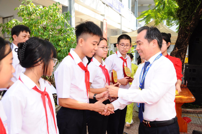 Thầy Phạm Phú Quang - Phó Hiệu trưởng Trường Trung học cơ sở Lương Thế Vinh (phường Liên Chiểu, Đà Nẵng) trao thưởng cho học sinh. Ảnh: website nhà trường 498914322-1530240434627197-3405371406594220778-n.jpg