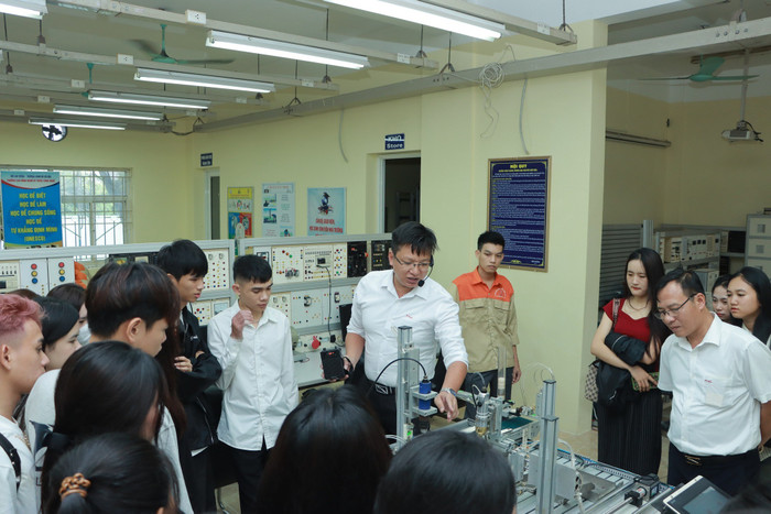 Một buổi học thực hành của sinh viên Trường Cao đẳng nghề Kỹ thuật Công nghệ. Ảnh: website nhà trường 515435874-1550383982678007-5409140333220815912-n.jpg