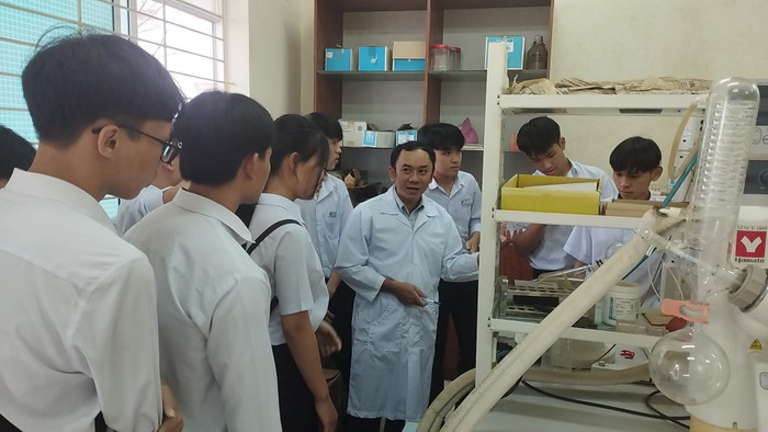 Giảng viên và sinh viên Trường Đại học Phạm Văn Đồng. Ảnh: website nhà trường 488001860-1222008903259839-1890448192612264987-n.jpg