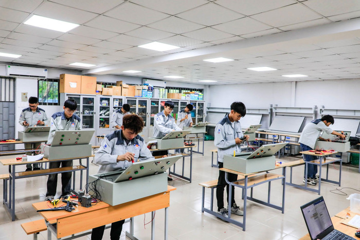 Sinh viên Trường Cao đẳng nghề Công nghiệp Hà Nội trong hoạt động thực hành. Ảnh: website nhà trường 547092794-1385813263547541-3788012138158505078-n.jpg