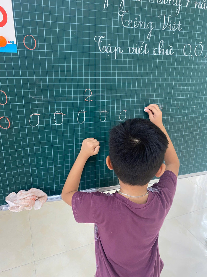 Một em học sinh tại "lớp học 0 đồng" của Ngọc và Huyền. Ảnh: NVCC 525238205-724773523735886-7103964890714157017-n.jpg