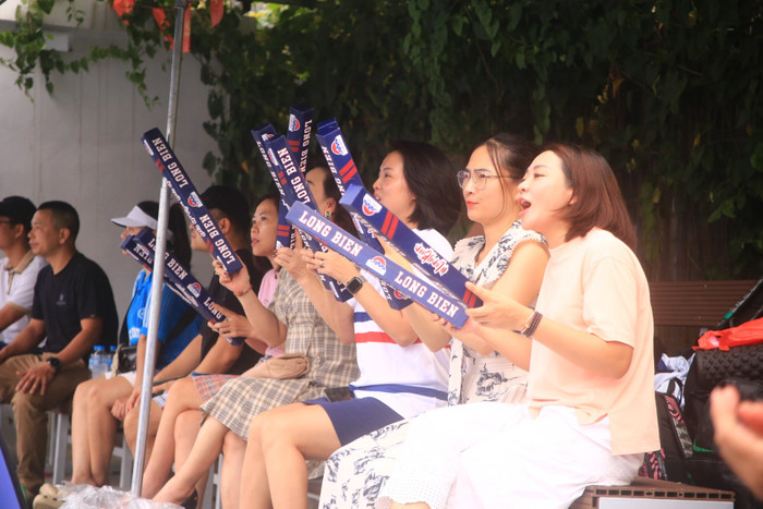 Đông đảo khán giả tới xem và cổ vũ cho hai đội. img-7375.jpg