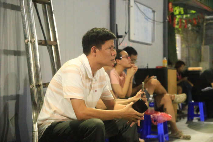 Anh Nguyễn Hoàng Hải (phường Từ Liêm, Hà Nội) chăm chú theo dõi trận đấu. img-7504.jpg