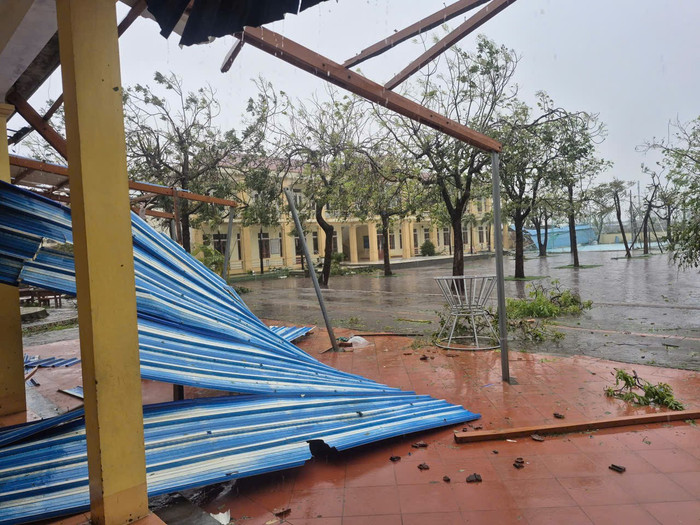 Mái khu nhà hành chính của Trường Tiểu học Kỳ Khang 2 (Hà Tĩnh) bị sập do bão số 10. Ảnh: NTCC z7063419677356-1c83d43d4b60da21d73dc55e41f81a76.jpg
