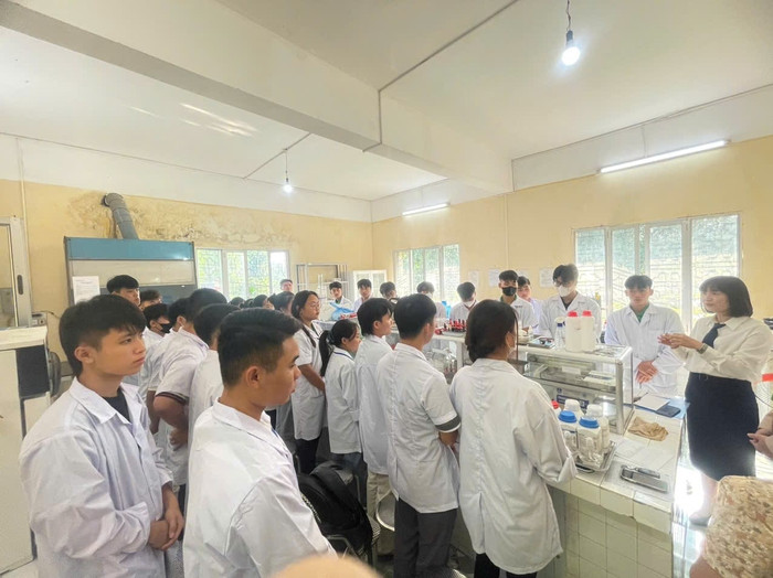 Giảng viên và sinh viên Trường Đại học Nông Lâm, Đại học Thái Nguyên trong giờ thực hành. Ảnh: website nhà trường 492503920-1240067194786433-4068160542127263189-n.jpg