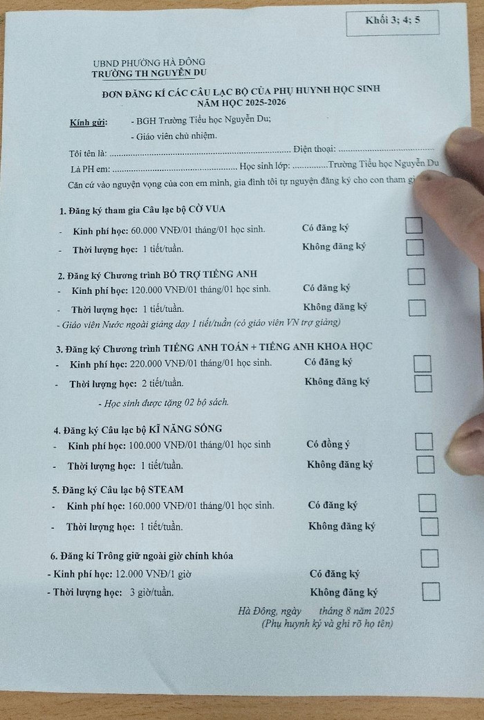 Đơn đăng ký các câu lạc bộ do Trường Tiểu học Nguyễn Du (phường Hà Đông, Hà Nội) gửi tới phụ huynh năm học 2025-2026. Ảnh: Phụ huynh cung cấp. anh-ctlk.jpg