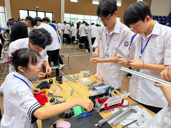 Học sinh trường Trung học phổ thông Chuyên Sơn La thực hành STEM. Ảnh: website nhà trường 528261073-1197695685727264-4476527363691296826-n.jpg