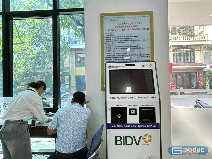 Cán bộ Trung tâm Trung tâm Phục vụ hành chính công thành phố Hà Nội - Chi nhánh số 3 tận tình hỗ trợ người dân làm thủ tục. gdvn-cds2.jpg