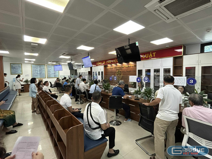 Người dân đến làm thủ tục tại Trung tâm Phục vụ hành chính công - Chi nhánh số 3. gdvn-cds5.jpg