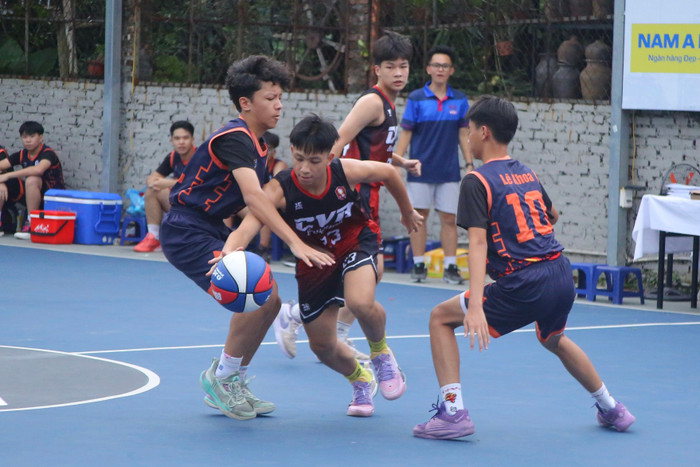 Đội Chu Văn An (áo đỏ đen) thế hiện sự vượt trội trước đội Giảng Võ (áo xanh than cam). fm5a4384.jpg