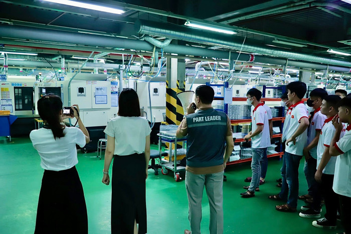 Sinh viên Trường Cao đẳng Công nghiệp Bắc Ninh đến trải nghiệm thực tế tại doanh nghiệp. Ảnh: website nhà trường 535425383-1345775904218457-1614632745719336452-n.jpg