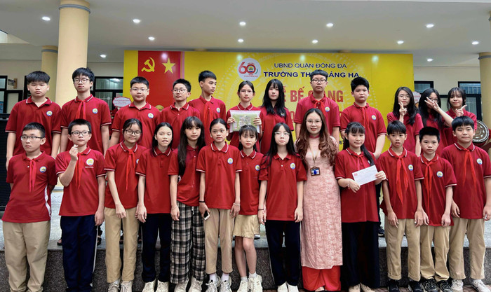 Cô Nguyễn Trâm Anh và học sinh Trường Trung học cơ sở Láng Hạ (Đống Đa, Hà Nội). Ảnh: NVCC 532587af-a1ad-490a-8a14-13ce8f45fa39.jpg