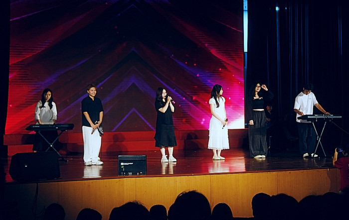 Tiết mục Mashup "Tôi người Việt Nam" và "Quê hương Việt Nam" do Câu lạc bộ Glee Yên Hòa trình bày. Ảnh: BTC 78.jpg