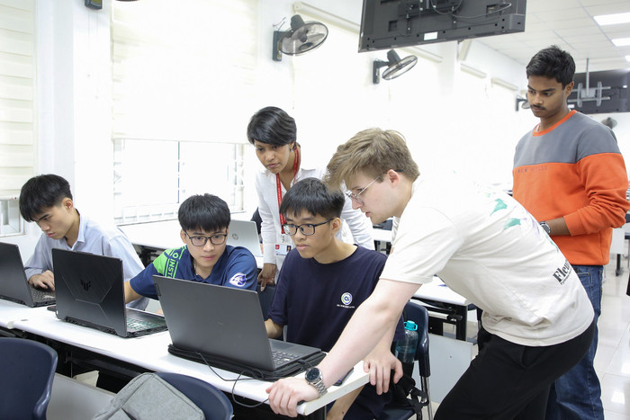 Sinh viên Trường Đại học Công nghệ, Đại học Quốc gia Hà Nội trao đổi kiến thức về Khoa học máy tính và Trí tuệ nhân tạo với sinh viên Đại học South Wales, Vương quốc Anh. Ảnh: website nhà trường 526130590-1213309110596566-6759023384984181080-n.jpg
