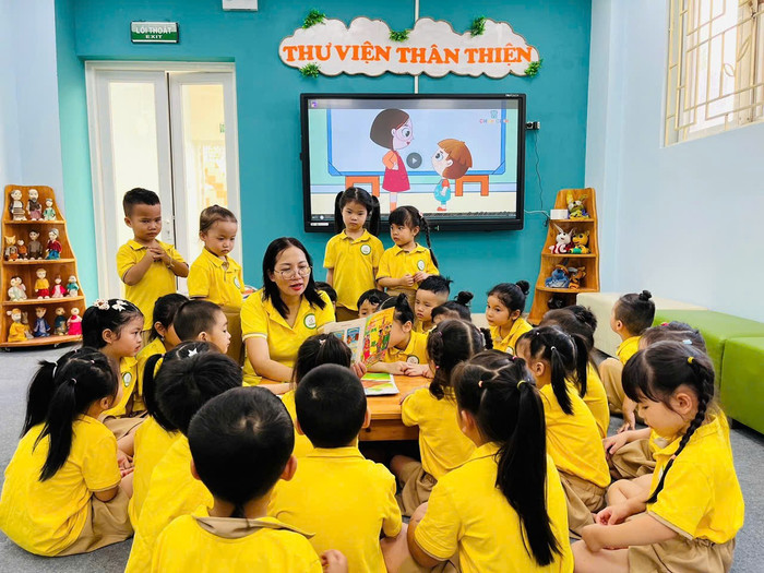 Cô Trần Kim Ngọc - Giáo viên Trường Mầm non Tháng Tám (phường Hoàn Kiếm, Hà Nội) trong một tiết thi giáo viên dạy giỏi. Ảnh: website nhà trường z6836157765731-62ba4cc83d377ef548d2bd4426e179b7.jpg